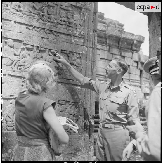 Le général Clark et son épouse visitent le site d'Angkor Vat.