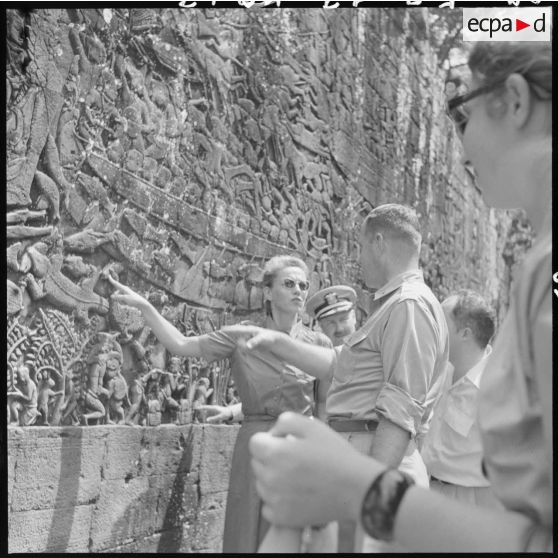 Le général Clark et son épouse visitent le site d'Angkor Vat.
