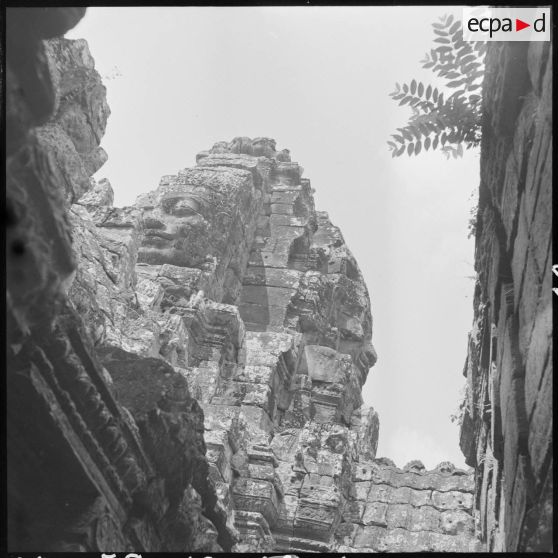 Vue en contre-plongée de la tour à quatre visages du Bayon.
