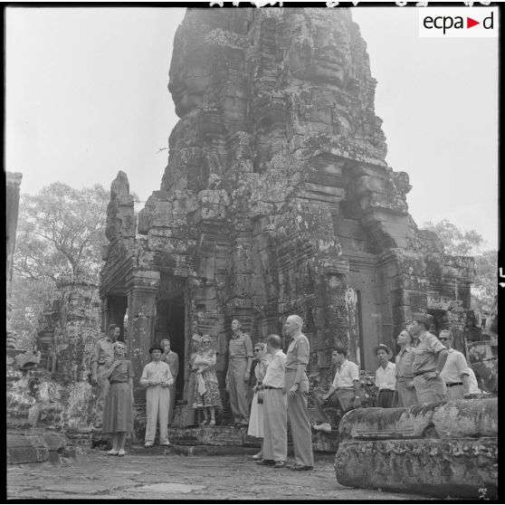 Le général Clark et son épouse accompagnés d'une délégation américaine visitent le Bayon.