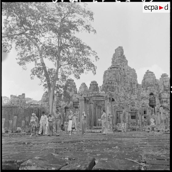 Le général Clark et son épouse accompagnés d'une délégation américaine visitent le Bayon.