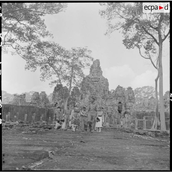 Le général Clark et son épouse accompagnés d'une délégation américaine visitent le Bayon.
