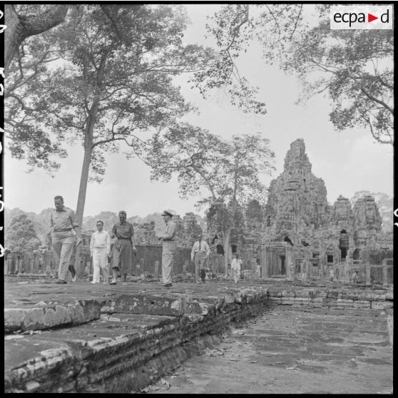 Le général Clark et son épouse accompagnés d'une délégation américaine visitent le Bayon.