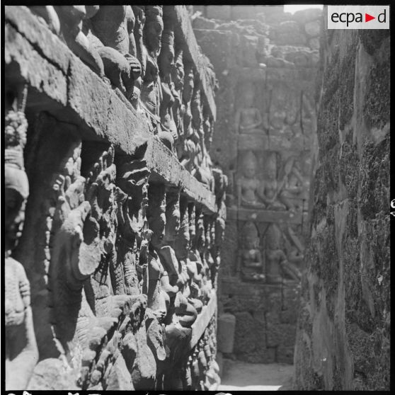 Murs ornés de bas-reliefs sur le site du Bayon.