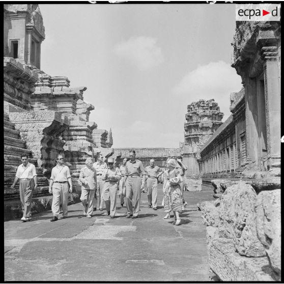 Visite du général Clark et d'une délégation à Angkor Vat.
