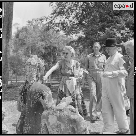 Le général Clark et son épouse devant la statue de Yama, dieu des morts, lors d'une visite du Bayon.