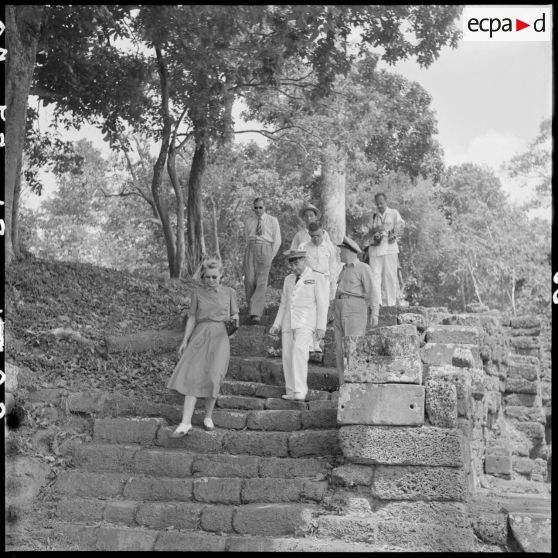 Personnalités civiles et militaires accompagnant la visite du général Clark à Angkor Thom.