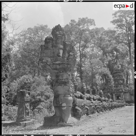 Balustrade ornée de statues sur le site d'Angkor.