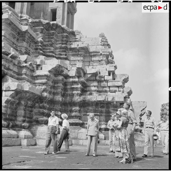Visite du général Clark et d'une délégation à Angkor Vat.
