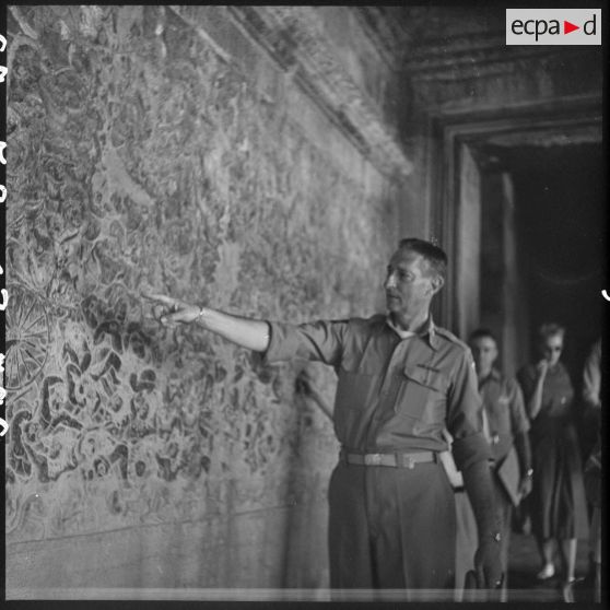 Le général Clark observe les bas-reliefs d'une galerie au cours d'une visite à Angkor Vat.
