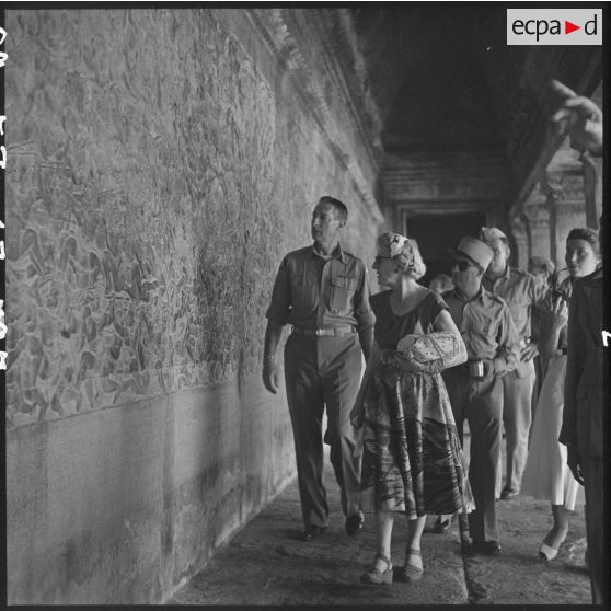 Le général Clark et son épouse observent les bas-reliefs d'une galerie au cours d'une visite à Angkor Vat..