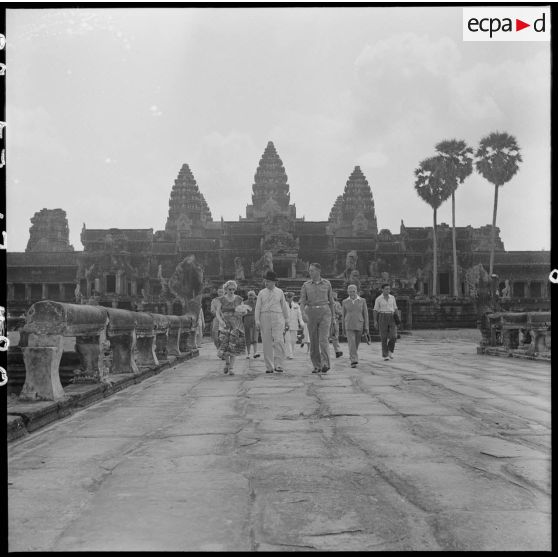 Le général Clark et son épouse accompagnés de la délégation avancent sur une grande allée d'Angkor Vat.