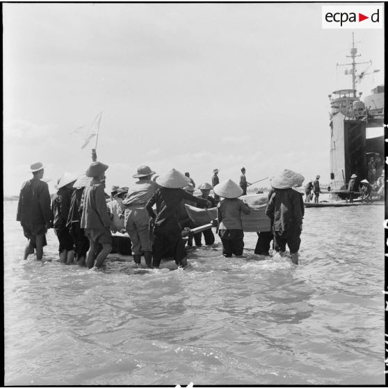 Débarquement de prisonniers vietminh au cours d'un échange de prisonniers à Sam Son.