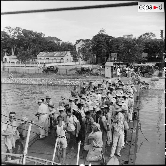 Embarquement des prisonniers vietminh à bord d'un bâtiment de la Marine nationale sur le port d'Haïphong dans le cadre d'un échange de prisonniers.