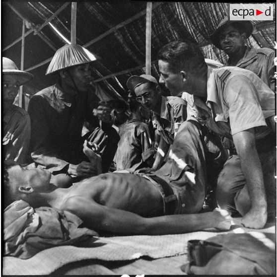 Une équipe médicale examine des prisonniers de l'Union française malades avant leur libération par le vietminh à Sam Son.