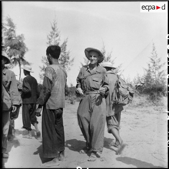 Des anciens combattants de Diên Biên Phu libérés à Sam Son sourient pour la première fois depuis leur captivité.