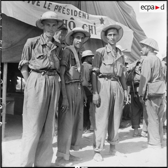 Des anciens combattants de Diên Biên Phu libérés à Sam Son sourient pour la première fois depuis leur captivité.