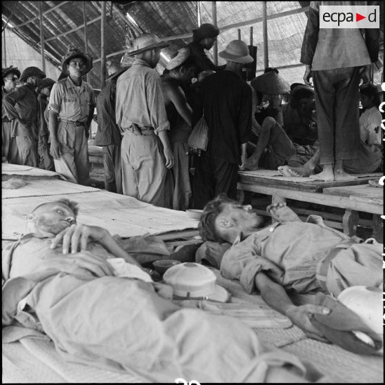 Une équipe médicale examine des prisonniers de l'Union française malades avant leur libération par le vietminh à Sam Son.