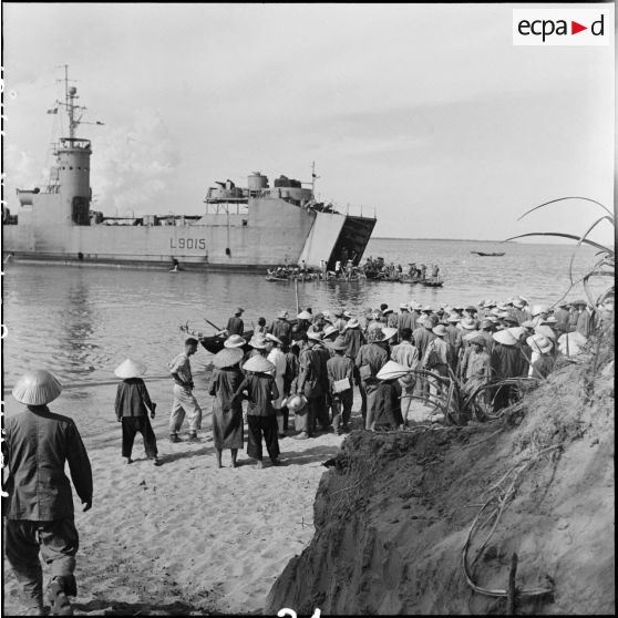 Embarquement de prisonniers de guerre libérés par le vietminh à bord d'un bâtiment de la Marine nationale à Sam Son.