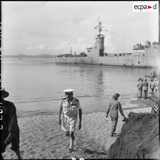 Embarquement de prisonniers de guerre libérés par le vietminh à bord d'un bâtiment de la Marine nationale à Sam Son.