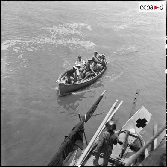 Une jonque vietminh battant pavillon de la Croix-Rouge prend contact avec les autorités françaises au cours d'un échange de prisonniers à Sam Son.
