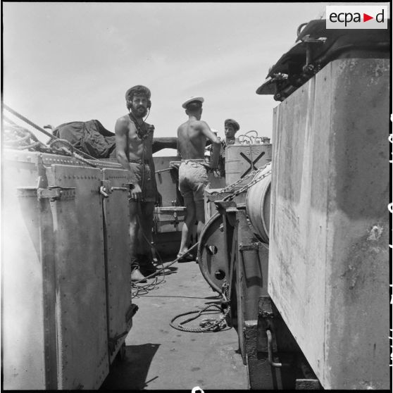 Marins à bord d'un bâtiment de débarquement déployé pour rapatrier des prisonniers libérés à Sam Son.