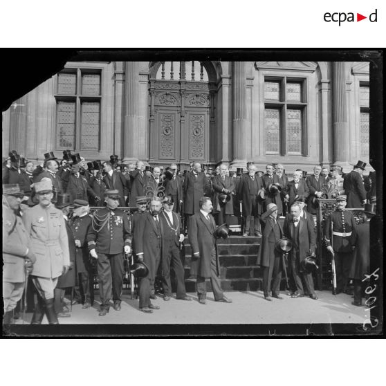Paris. Obsèques nationales du général Gallieni. Devant l'hôtel de ville. Le président, les ministres. [légende d'origine]