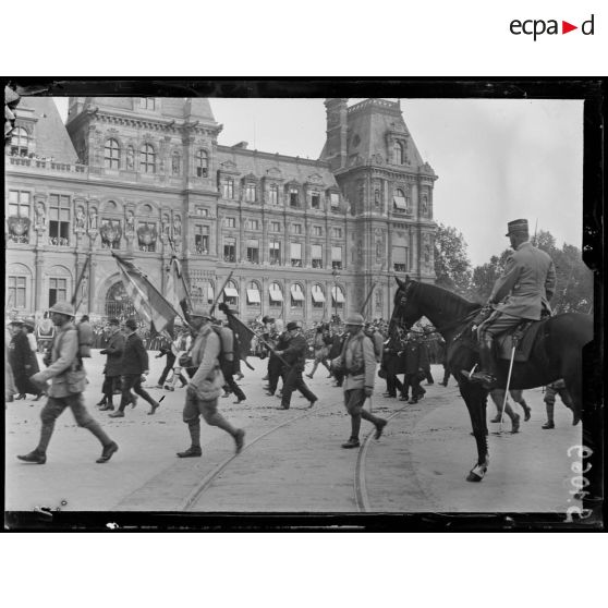 Paris. Obsèques nationales du général Gallieni. Le défilé devant l'hôtel de ville. [légende d'origine]