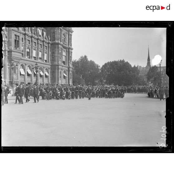 Paris. Obsèques nationales du général Gallieni. La musique de la Garde. [légende d'origine]