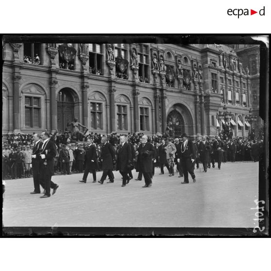 Paris. Obsèques nationales du général Gallieni. Arrivée du président de la République à l'hôtel de ville. [légende d'origine]
