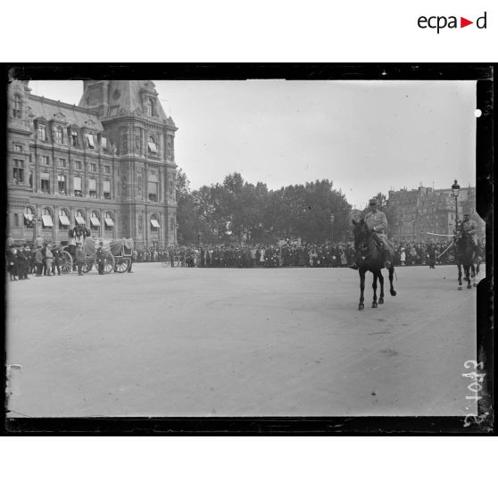 Paris. Obsèques nationales du général Gallieni. Devant l'hôtel de ville. [légende d'origine]