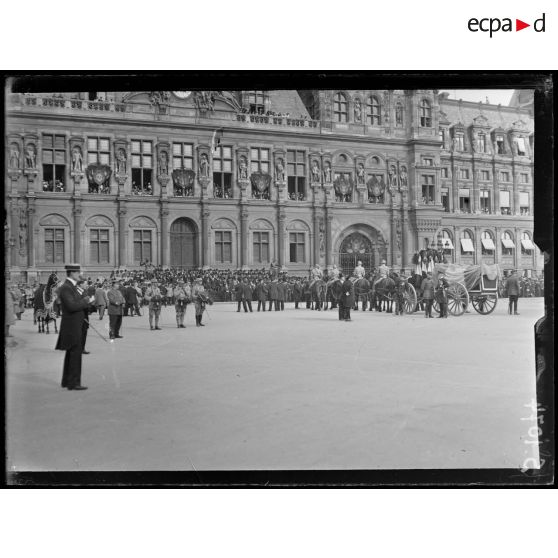 Paris. Obsèques nationales du général Gallieni. Devant l'hôtel de ville. [légende d'origine]