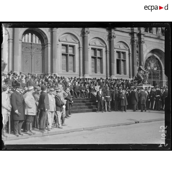 Paris. Obsèques nationales du général Gallieni. Devant l'hôtel de ville. [légende d'origine]