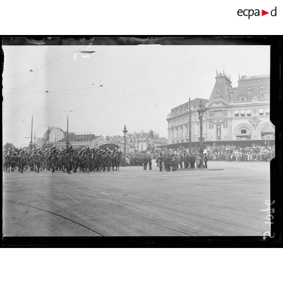 Paris. Obsèques nationales du général Gallieni. Devant la gare de Lyon. [légende d'origine]