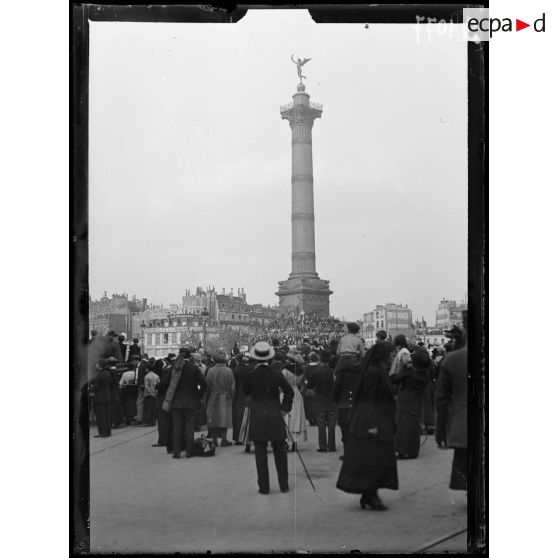 Paris. Obsèques nationales du général Gallieni. La foule place de la Bastille. [légende d'origine]