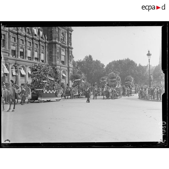 Paris. Obsèques nationales du général Gallieni. Les chars des couronnes. [légende d'origine]