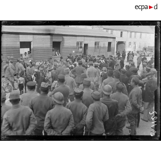 Boves (Somme). Civils et militaires assistant au concert. [légende d'origine]
