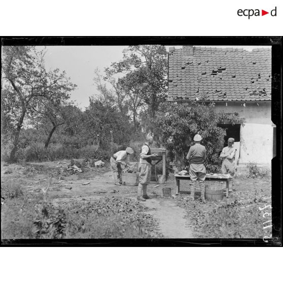 Méharicourt (Somme). Soldats nettoyant leur linge. [légende d'origine]