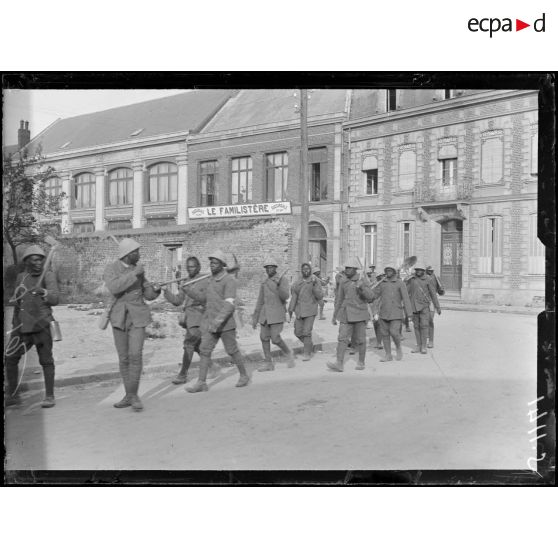 Rosières (Somme). Tirailleurs sénégalais revenant de corvée. [légende d'origine]