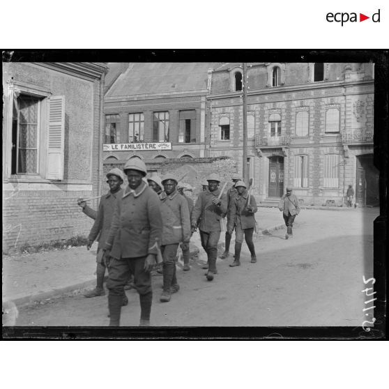 Rosières (Somme). Tirailleurs sénégalais revenant de corvée. [légende d'origine]