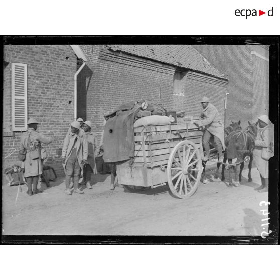 Rosières (Somme). Tirailleurs sénégalais chargeant une voiture de compagnie. [légende d'origine]