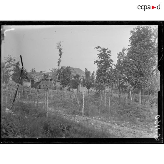 Maucourt (Somme). Défenses dans le village. [légende d'origine]