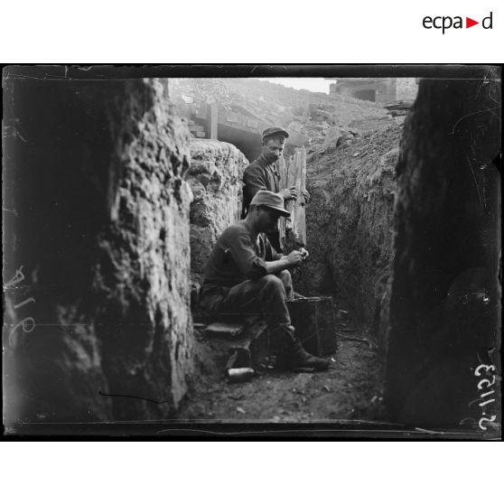 Maucourt (Somme). Dans un boyau épluchage des pommes de terre. [légende d'origine]