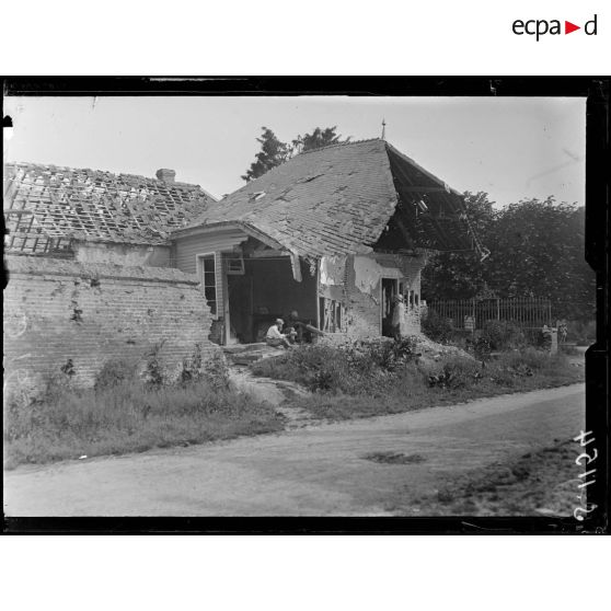 Méharicourt (Somme). Soldats dans les ruines. [légende d'origine]