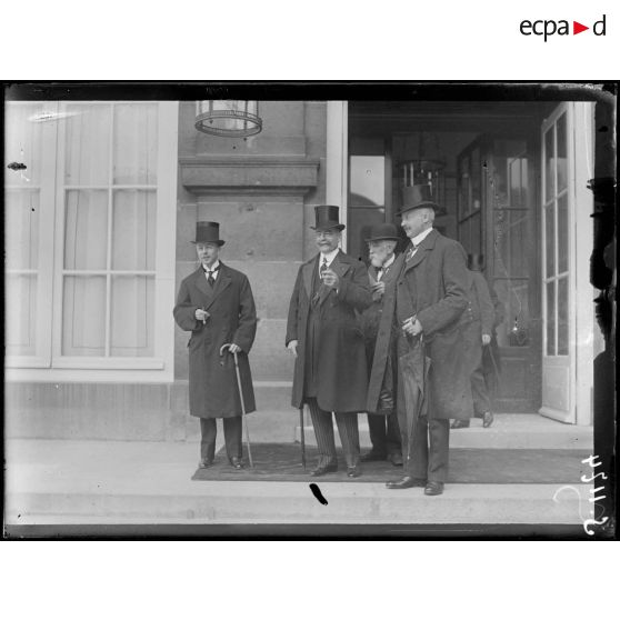 Paris. Conférence économique des alliés. Délégation belge. Au centre, M. de Broqueville, président du Conseil, ministre de la Guerre. [légende d'origine]