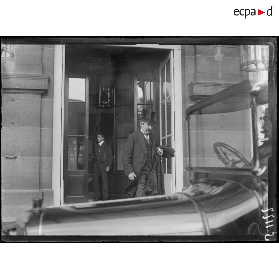 M. Briand, président du Conseil, quittant le ministère des affaires étrangères. [légende d'origine]