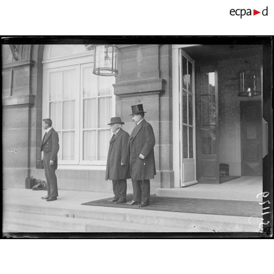 M. Combes ministre d'Etat et M. Painlevé ministre de l'instruction publique. [légende d'origine]