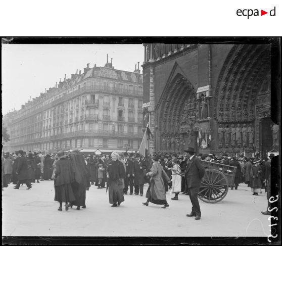 Paris 15 juin 1916, cathédrale Notre-Dame, service funèbre organisé par le Souvenir Français pour les soldats morts pour la Patrie (la sortie de Notre-Dame). [légende d'origine]