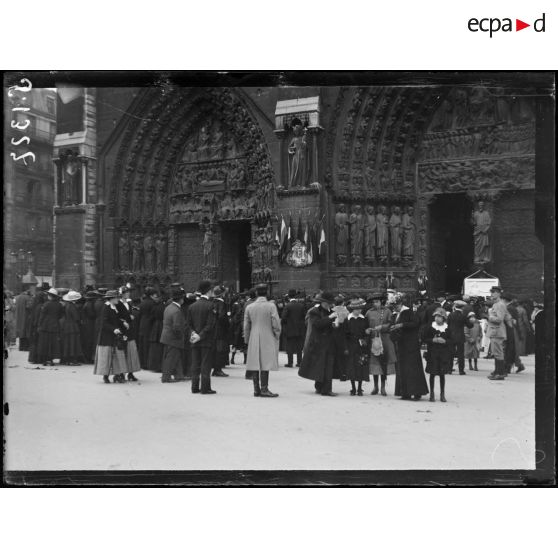 Paris 15 juin 1916, cathédrale Notre-Dame, service funèbre organisé par le Souvenir Français pour les soldats morts pour la Patrie (la sortie de Notre-Dame). [légende d'origine]