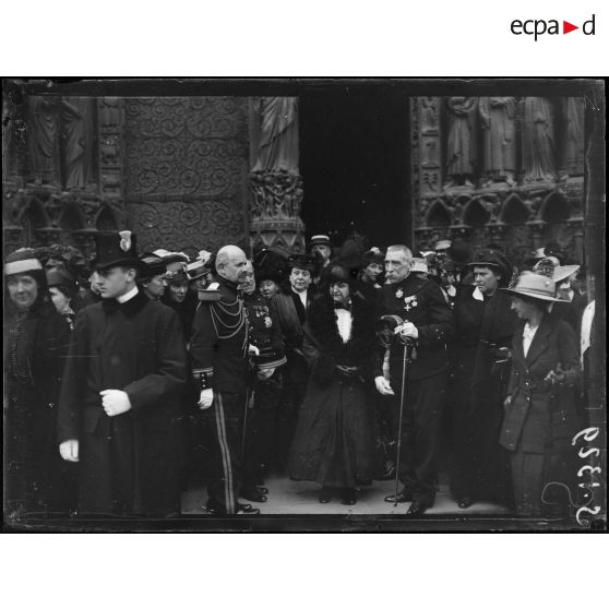 Paris 15 juin 1916, cathédrale Notre-Dame, service funèbre organisé par le Souvenir Français pour les soldats morts pour la Patrie; Madame Poincaré quittant Notre-Dame. [légende d'origine]
